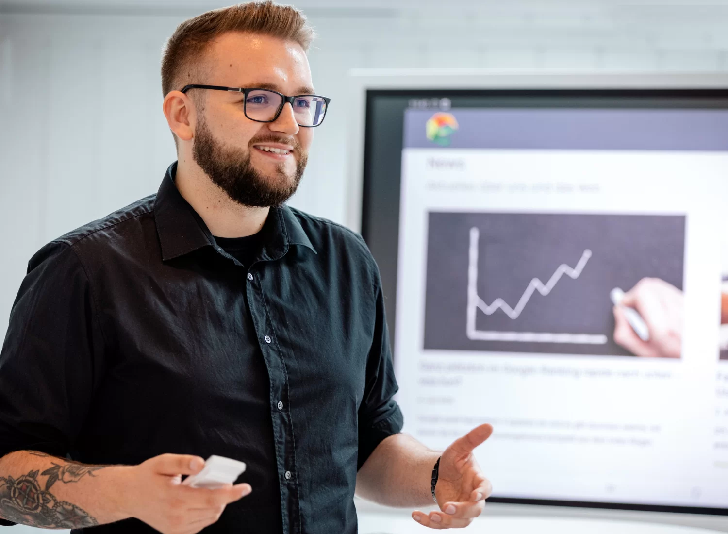 ECONSOR-Teammitglied untersucht Anforderungen für die WordPress-Wartung am digitalen Whiteboard.