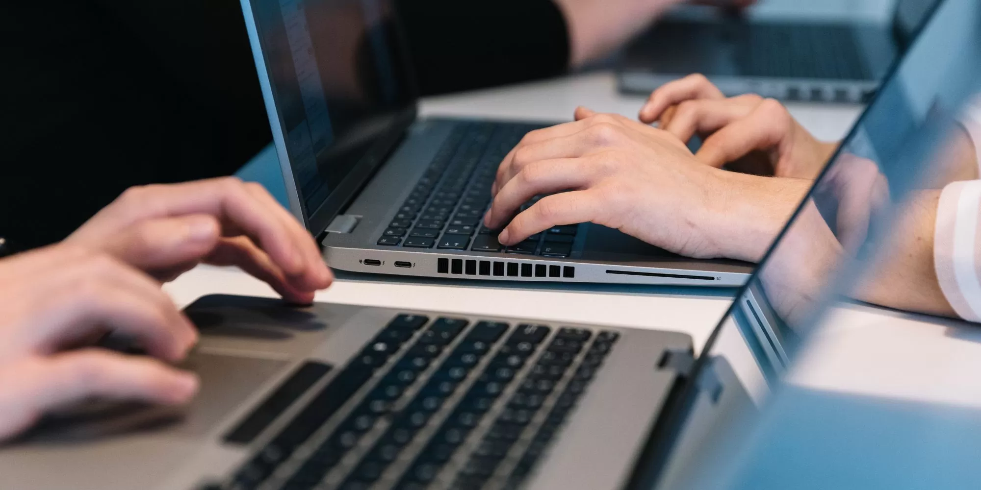 Arbeiten am Laptop in der Internetagentur Karlsruhe