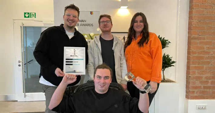 Unsere Experten präsentieren stolz den Pokal und das Zertifikat des deutschen Agenturpreises für das Projekt Primo Medico.